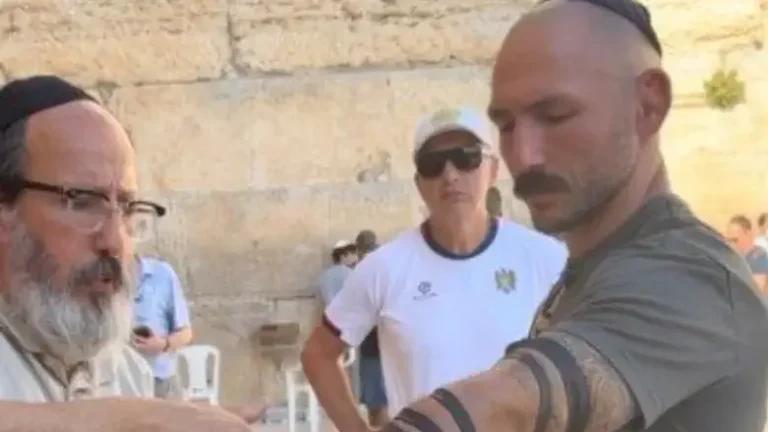 American UFC Fighter Reveals Jewish Identity, Places Tefillin For First Time At The Kotel