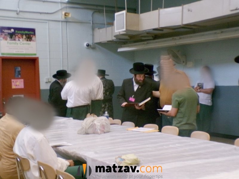 Satmar Rebbe Pays Rare Visit to New York Maximum-Security Prison to Be Mechazeik Jewish Inmates