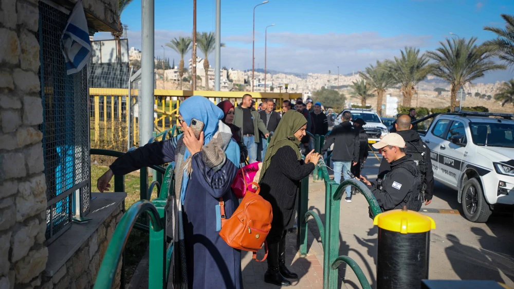 IDF reverses ban on Palestinian workers entering Judea, Samaria towns