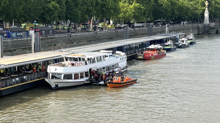 Police Boat Crashes Into Bridge in Central London, Sending Officers Into the Thames