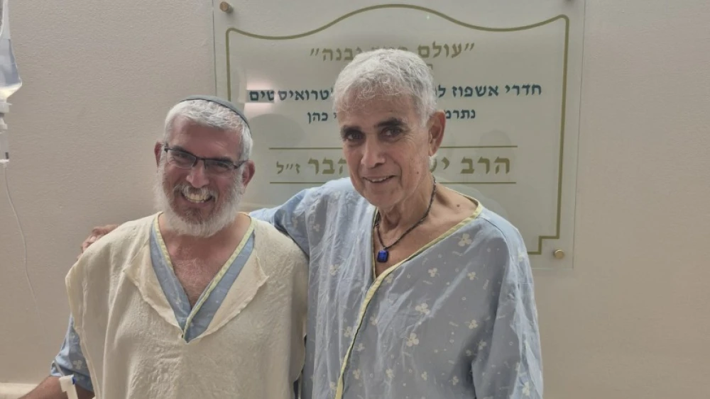 Kidney transplant reunites terror survivor with family of man who saved his life