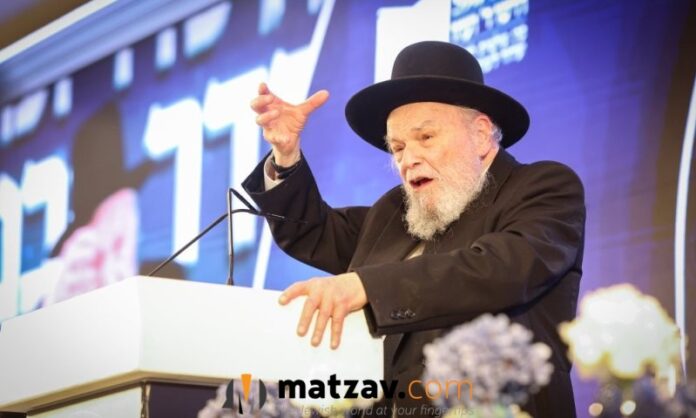 Rav Moshe Hillel Hirsch to 4,000 Bochurim: “I Caught a Bochur Going to the Movies—Today He Is a Great Mechanech”