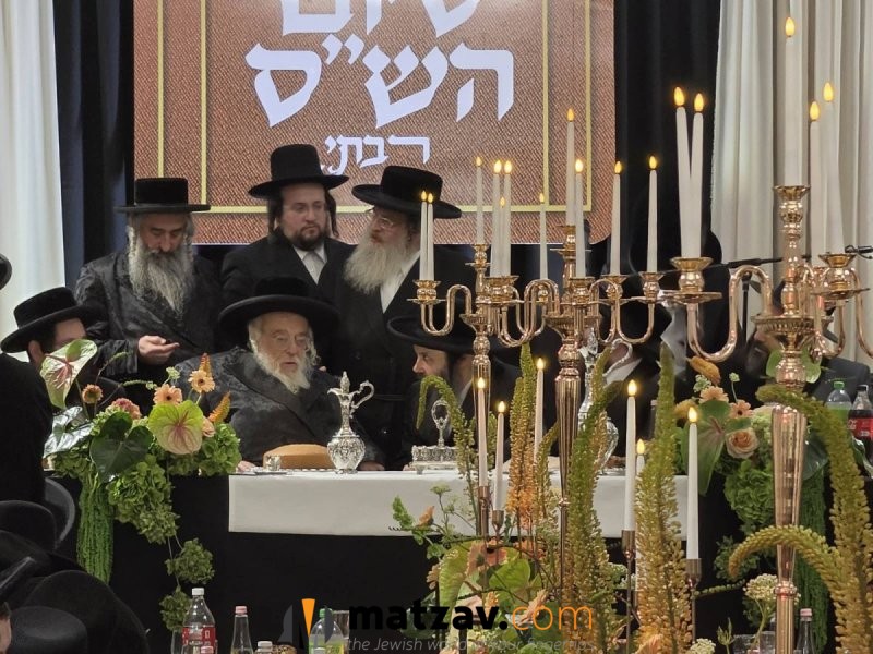 Toldos Aharon Rebbe Makes Surprise Visit to Satmar Siyum HaShas in Kerestir