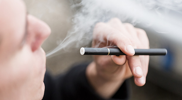Rav Rules on E-Cigarettes During Tishah B’Av: ‘They Are Forbidden on a Fast Day’