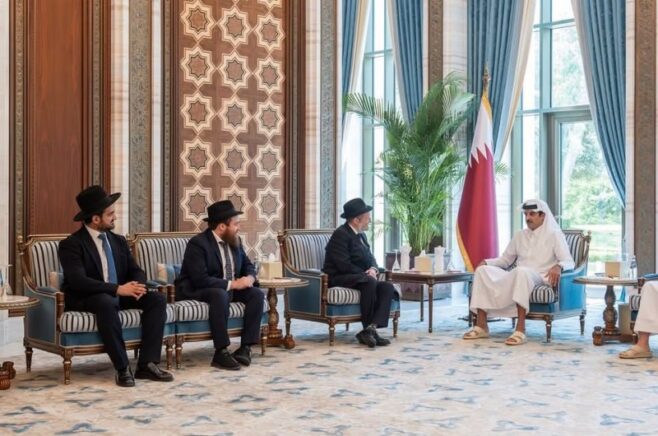 Qatar Emir Meets Chabad Shluchim in Doha